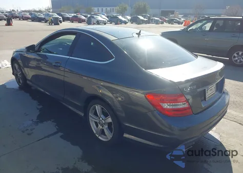 2013 Mercedes-Benz C 250 z USA, uszkodzony, nr VIN WDDGJ4HB2DF987251